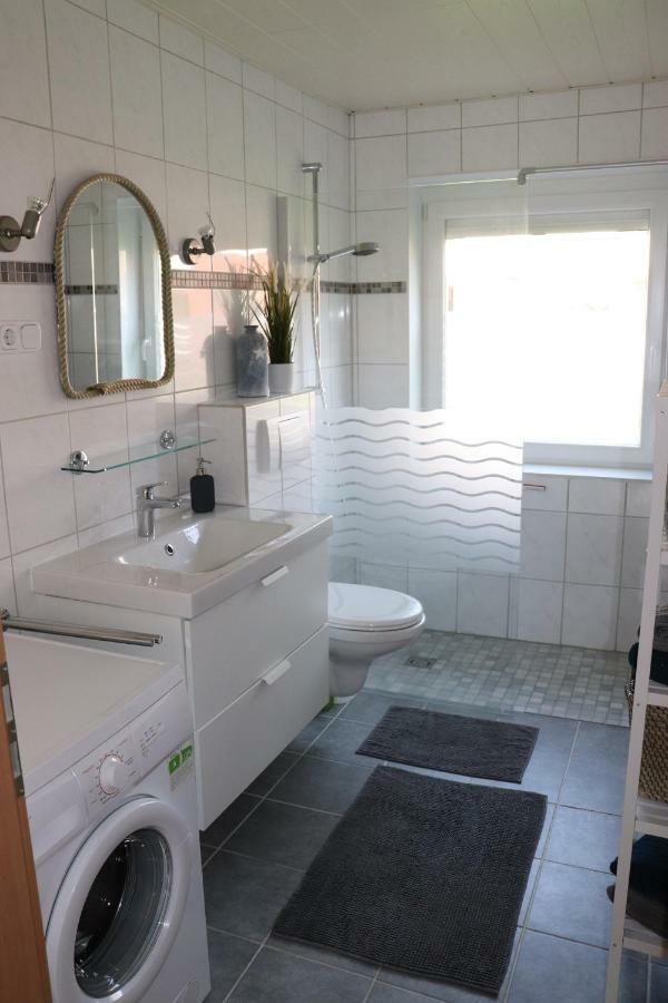 Ferienwohnung Wippsteert - 5 Sterne - Mit Balkon Und Pkw Stellplatz Emden Ngoại thất bức ảnh
